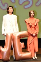 左から伊藤健太郎、玉城ティナ。