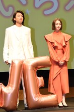 左から伊藤健太郎、玉城ティナ。