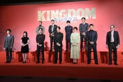 「キングダム」製作報告会見の様子。後列左から満島真之介、高嶋政宏、本郷奏多、要潤。前列左から佐藤信介、橋本環奈、吉沢亮、山崎賢人、長澤まさみ、大沢たかお、ソニー・コロンビア・ピクチャーズ代表のサンフォード・パニッチ。