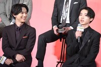 左から吉沢亮、山崎賢人。