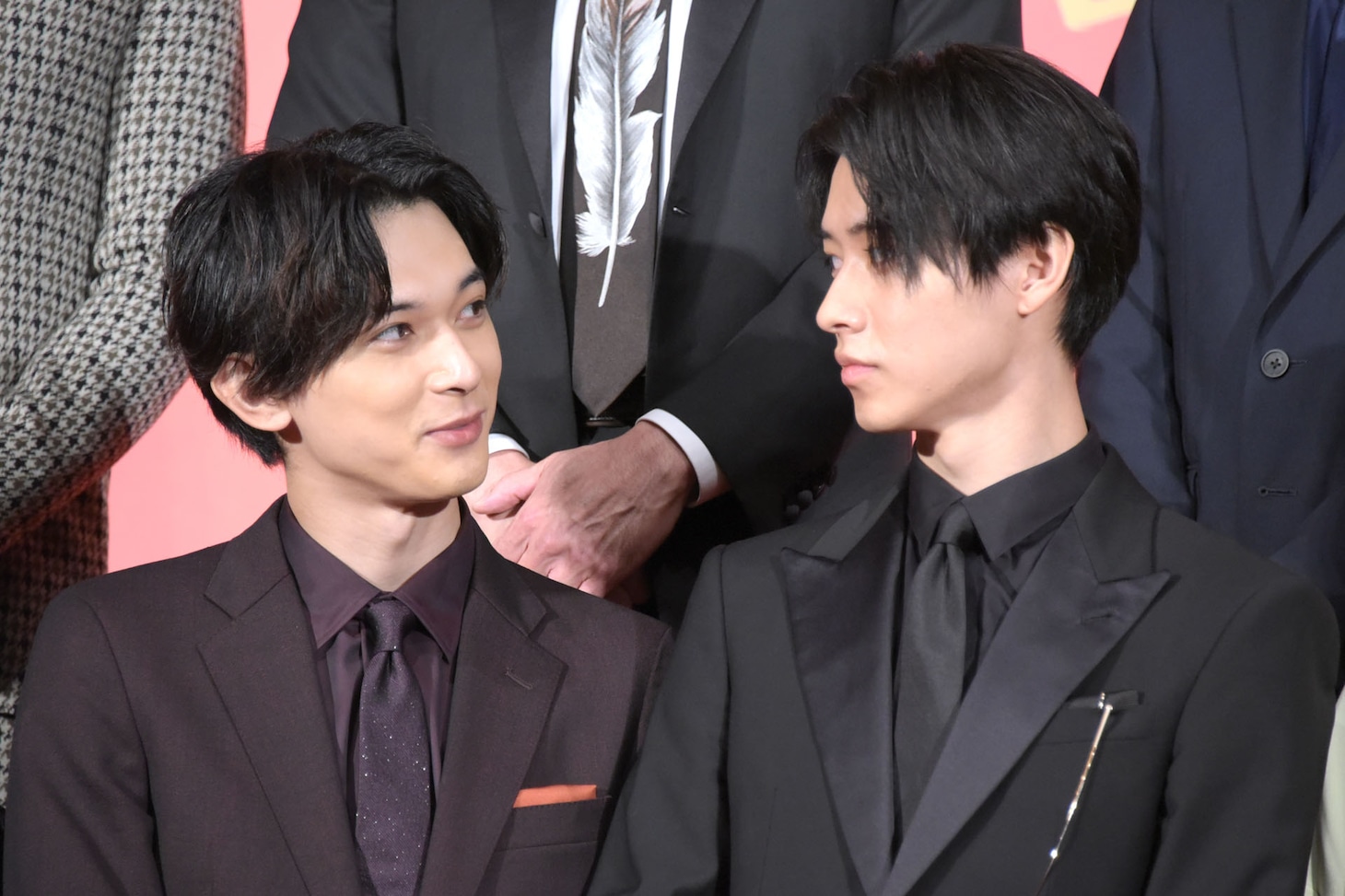 左から吉沢亮、山崎賢人。