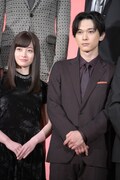 左から橋本環奈、吉沢亮。