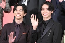 左から吉沢亮、山崎賢人。