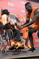 屈強な男からマイクを受け取る内田裕也（左）。