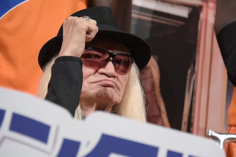 ガッツポーズを掲げる内田裕也。