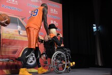 車椅子を押されて退場する内田裕也。