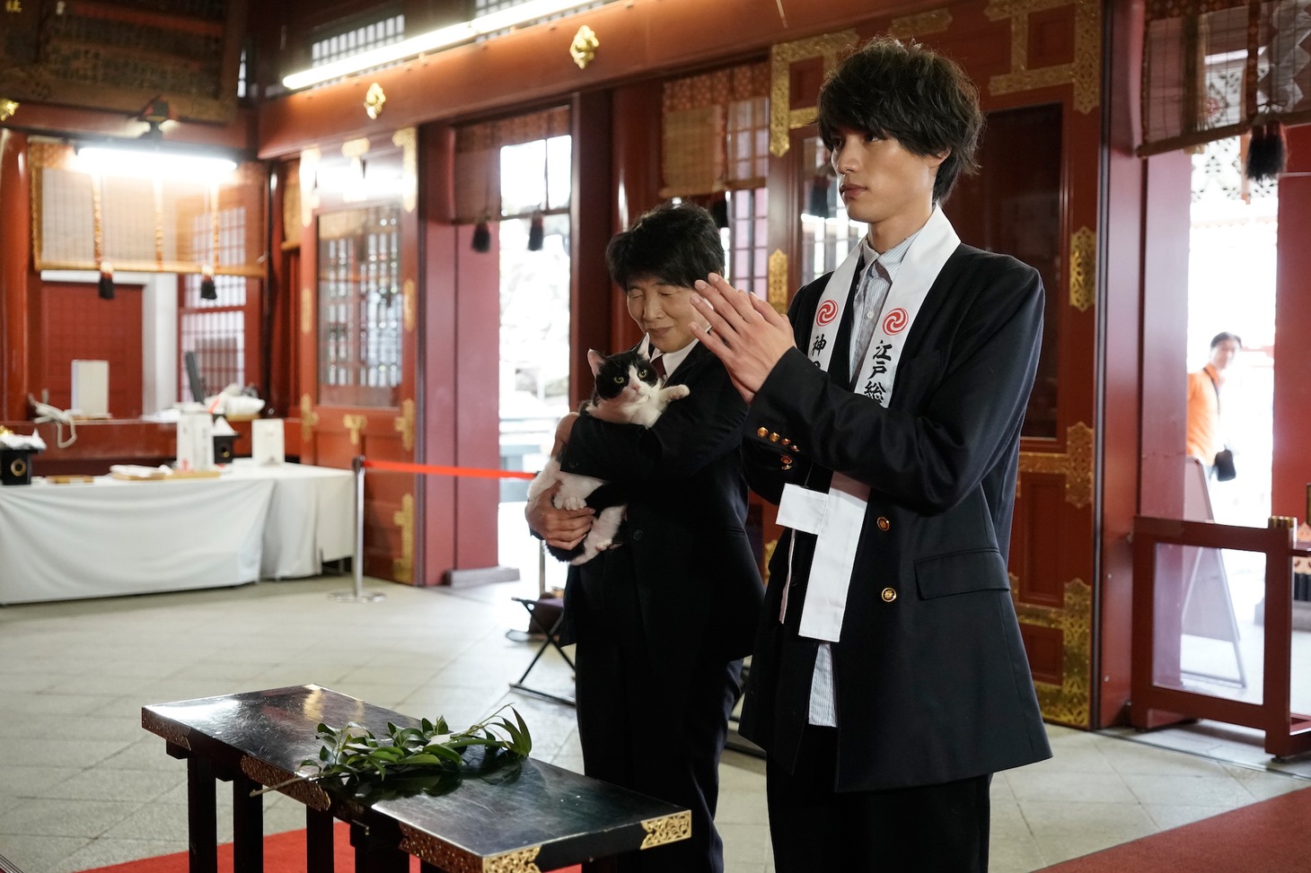 大ヒット祈願を行う福士蒼汰とナナ。