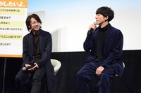 左から佐藤健、高橋一生。