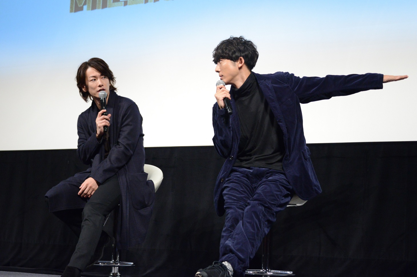 この冬に挑戦したいこととして「パラグライダーのようなスポーツ」と、身振りを交えて説明する高橋一生（右）。