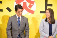 うなだれる唐沢寿明（左）。