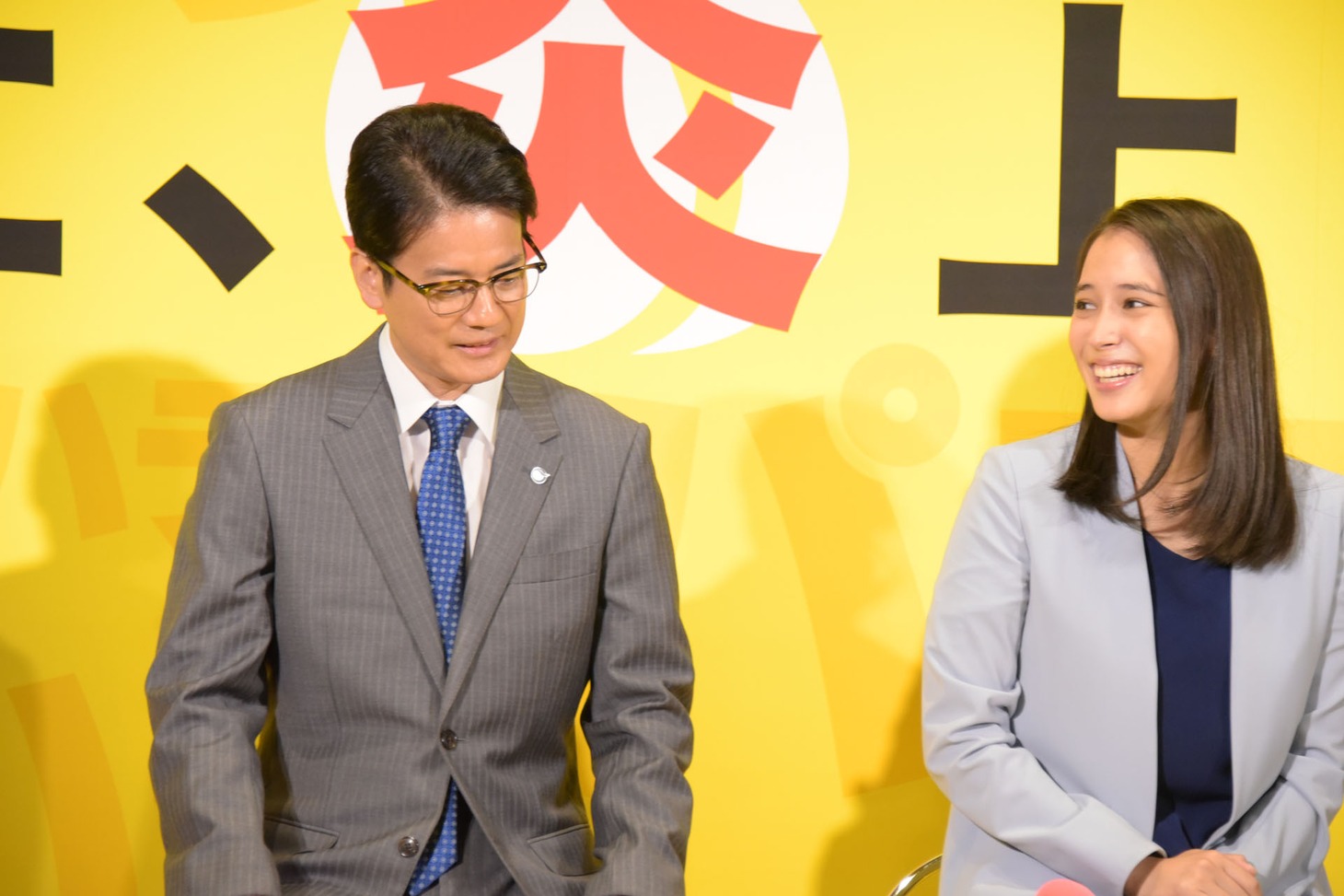 うなだれる唐沢寿明（左）。
