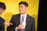 突然ステージ上で小型扇風機を使い始めた高嶋政宏。