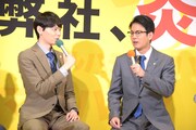唐沢寿明（右）に「赤ちゃんじゃないです」と訂正する古川雄輝（左）。
