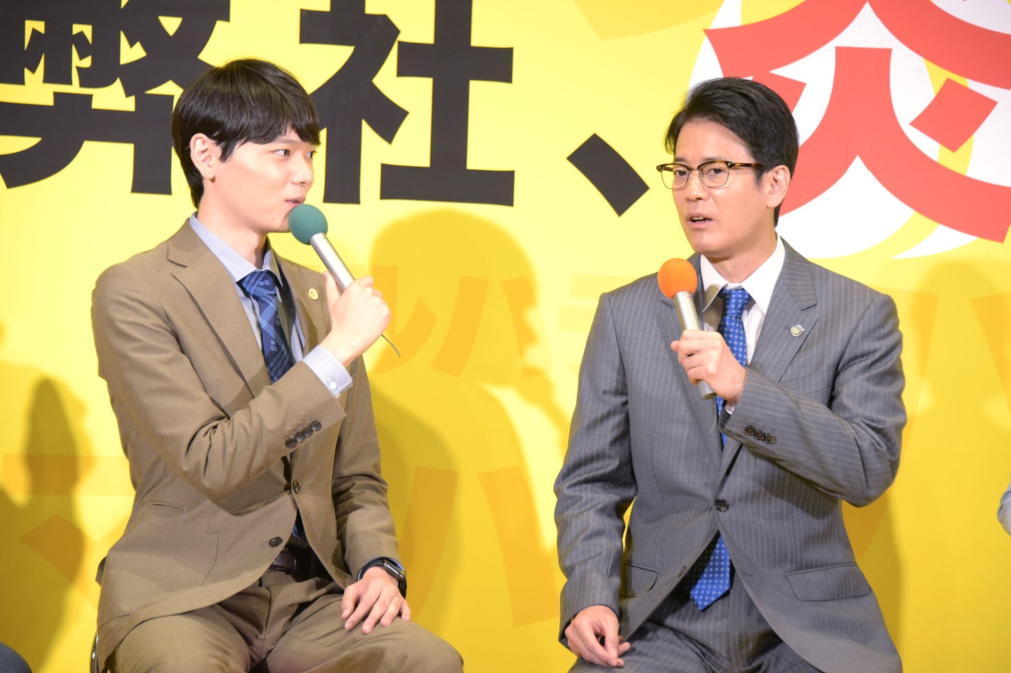 唐沢寿明（右）に「赤ちゃんじゃないです」と訂正する古川雄輝（左）。