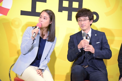 左から広瀬アリス、滝藤賢一。