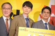 左から佐野史郎、古川雄輝、唐沢寿明。