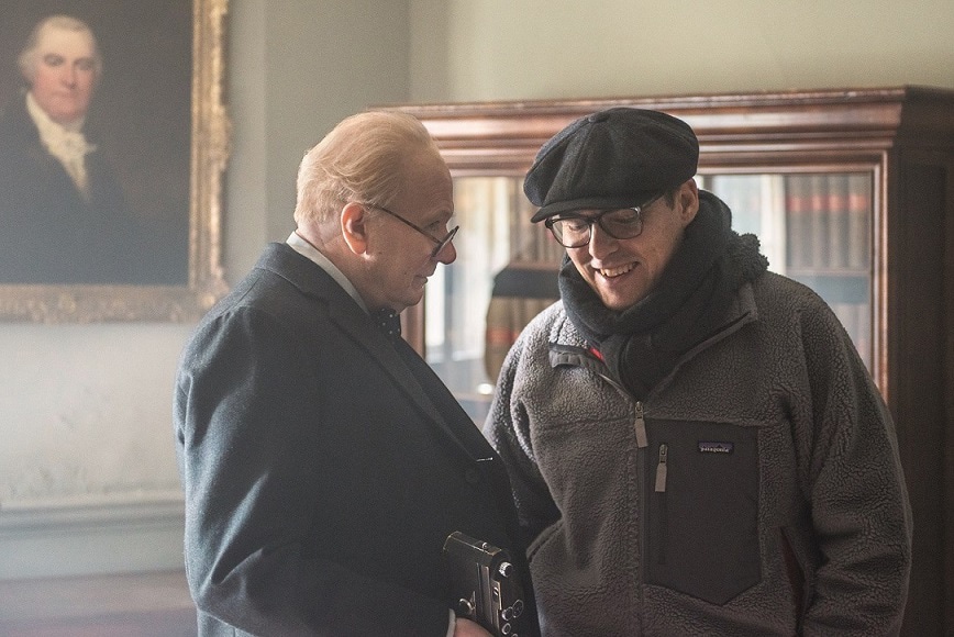 左からゲイリー・オールドマン、ジョー・ライト。
