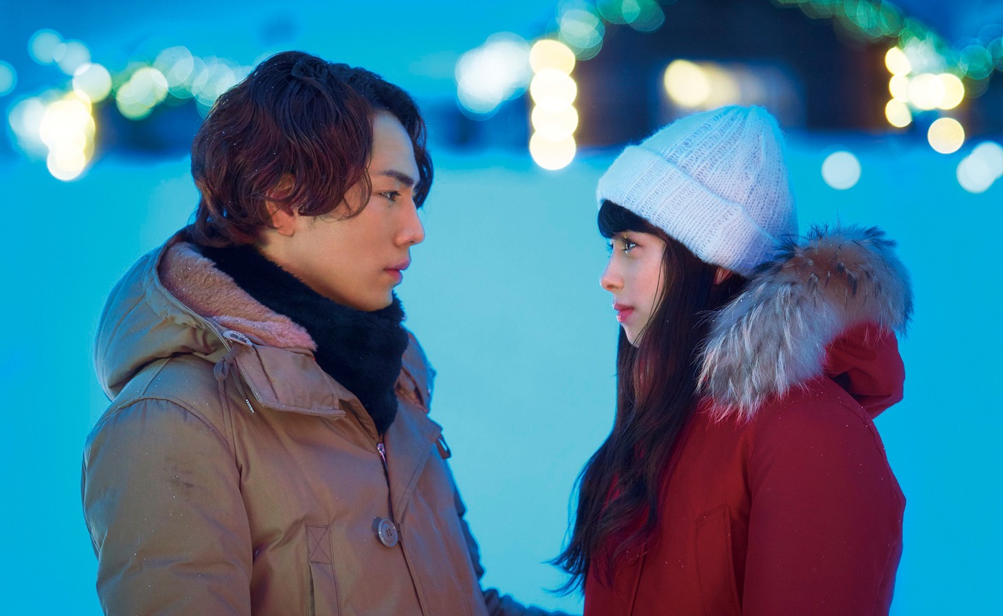 「雪の華」より、フィンランドでの悠輔（左）と美雪（右）。