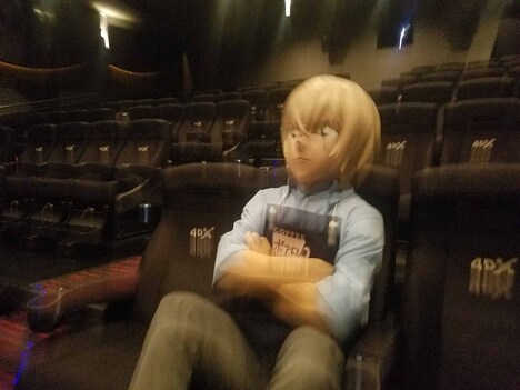 「名探偵コナン ゼロの執行人（しっこうにん）」4Dアトラクション執行上映にて、揺れを体感する安室透。