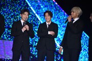風船爆弾ゲームで負けてしまった川村壱馬をいじる佐野玲於（左）。