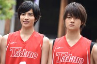 左から志尊淳、佐野勇斗。