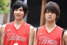 左から志尊淳、佐野勇斗。