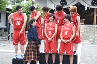 阿見201（後列左端）の台座だけ違うことに気付き、笑うキャストたち。