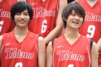 左から志尊淳、佐野勇斗。