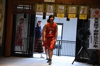 祈祷会場へやって来た志尊淳（手前）。