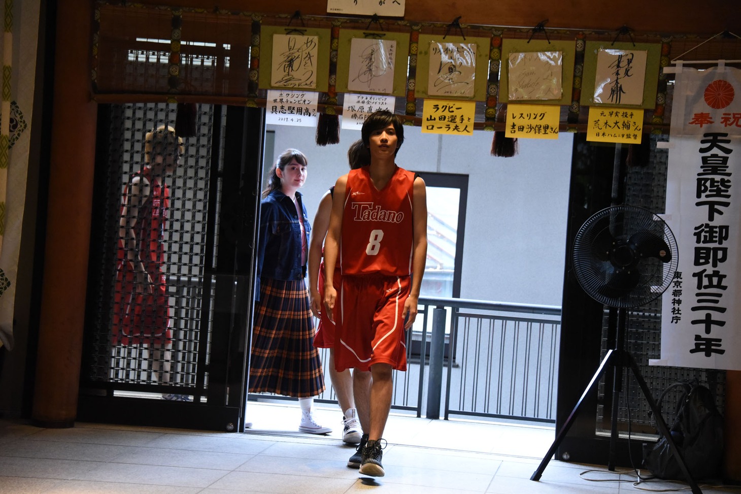 祈祷会場へやって来た志尊淳（手前）。