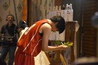 祈祷に参加する志尊淳。