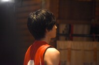 祈祷に参加する志尊淳。