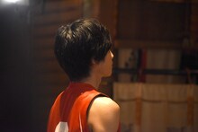 祈祷に参加する志尊淳。