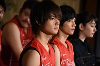 祈祷に参加する佐野勇斗（手前）。