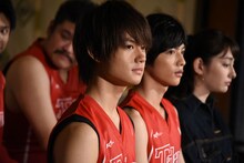 祈祷に参加する佐野勇斗（手前）。