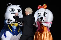 グッド（左）、ラッキー（右）とハイタッチする関口メンディー（中央）。