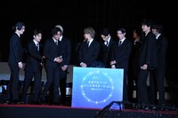 「よみうりランド ジュエルミネーション ～輝きのライトピア～ 点灯式」のステージ上で渋滞するキャストたち。