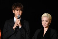 左から片寄涼太、LISA。