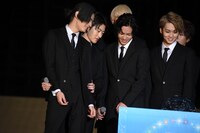 場所を譲り合うキャストたち。