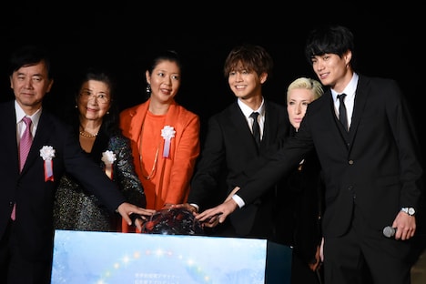 「よみうりランド ジュエルミネーション ～輝きのライトピア～ 点灯式」の様子。左からよみうりランド代表取締役社長の杉山美邦、ジュエルミネーションプロデューサーの石井幹子、ジュエルミネーション噴水ショープロデューサーの石井リーサ明理、片寄涼太、LISA、鈴木伸之。