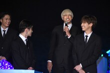 佐野玲於（前列左）に「バカじゃねえの」と言われた関口メンディー（後列右）。