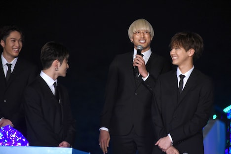 佐野玲於（前列左）に「バカじゃねえの」と言われた関口メンディー（後列右）。