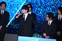 前列左から鈴木伸之、川村壱馬。