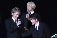 前列左から吉野北人、佐野玲於。関口メンディー（奥）。