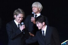 前列左から吉野北人、佐野玲於。関口メンディー（奥）。