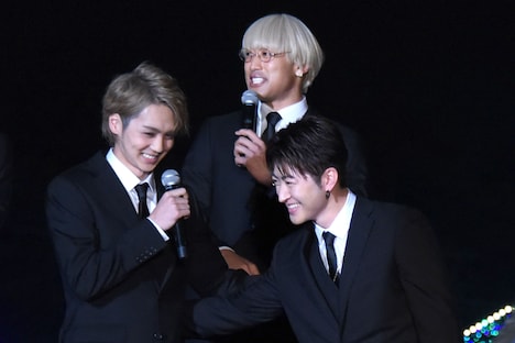 前列左から吉野北人、佐野玲於。関口メンディー（奥）。