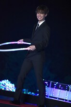 フラフープ対決に挑む片寄涼太。