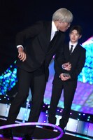 フラフープを落としてしまった関口メンディー（手前）と、チームメイトの佐野玲於（奥）。