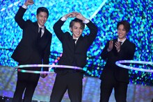 フラフープを回す吉野北人（手前）。