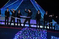 フラフープ対決の様子。